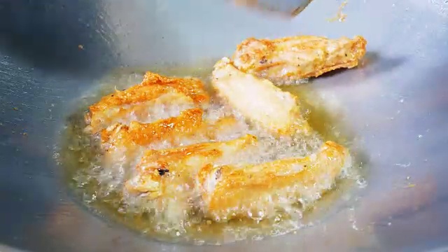 煎锅里的炸鸡视频下载