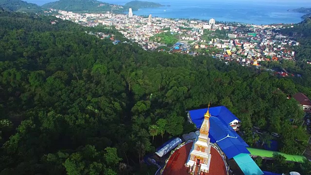 在巴东市的巴东海滩上可以看到全景式的Doi Thepnimit寺庙视频下载
