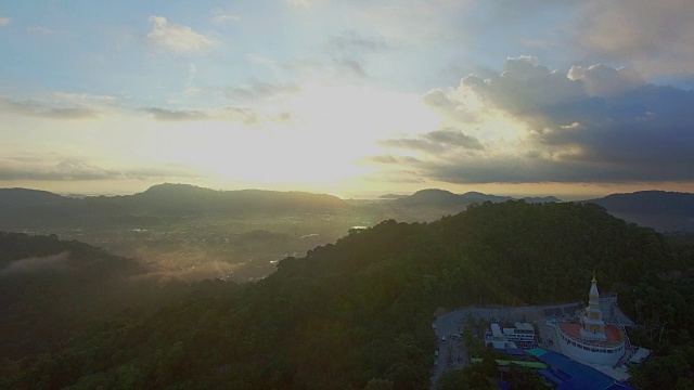 风景鸟瞰普吉岛巴东海滩上的金色日落视频下载