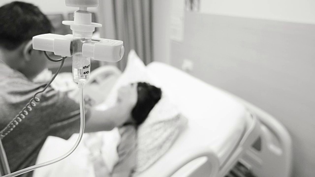 住院静脉滴注病人/黑白照片。视频素材