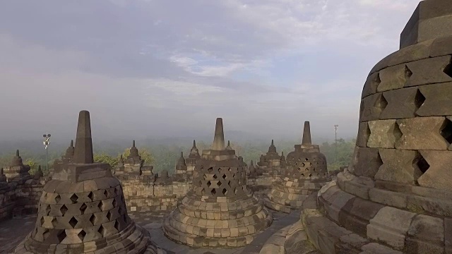 印尼婆罗浮屠寺，一名男子凝视日出的慢动作视频。人们旅行冒险的概念视频下载