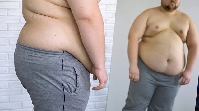 肥胖男子患腹部超重，照镜子，健康出现问题视频素材