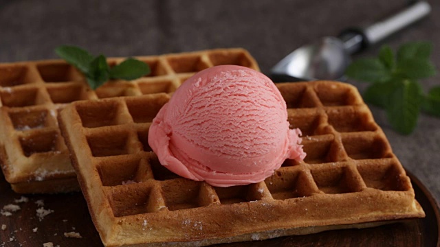 草莓冰淇淋倒巧克力视频下载