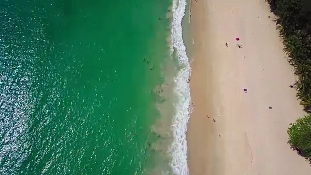 热带海滩上空飞行视频素材
