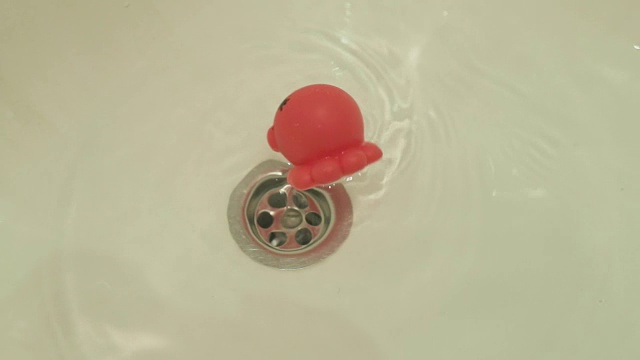 小橡胶玩具旋转附近虹吸在淋浴视频下载