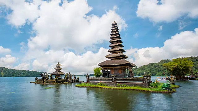 印度尼西亚巴厘岛，云天空下的Pura Ulu Danau寺庙视频素材