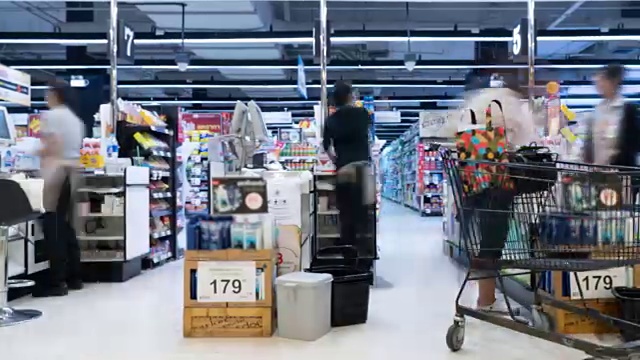 顾客在超市的收银台付款视频素材