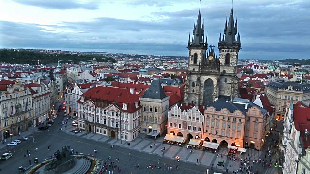 电影倾斜:行人拥挤在布拉格老城广场捷克共和国日落视频素材