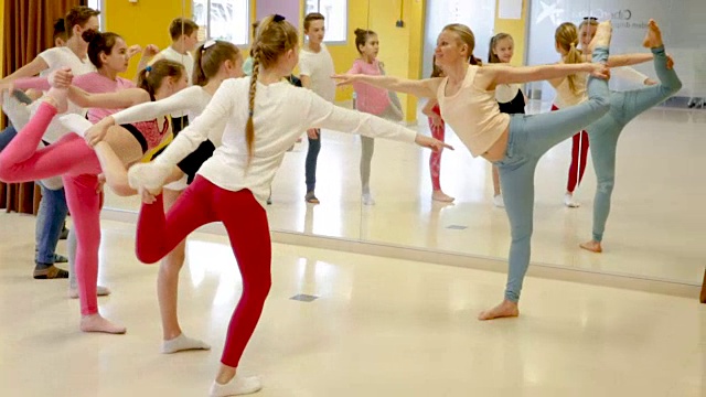 青少年舞者与编舞练习舞蹈动作视频素材