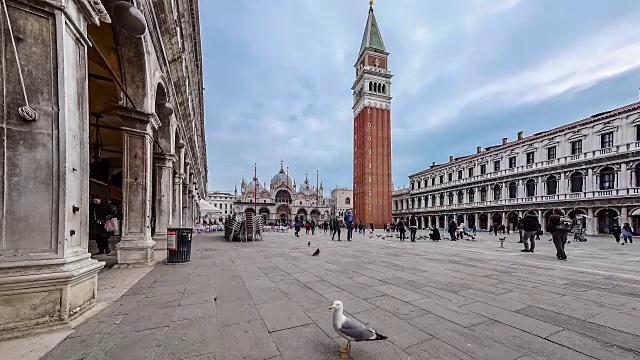 意大利威尼斯的圣马可钟楼和多吉公爵宫的时间流逝。圣马可和圣托达罗圆柱。蓝色多云天空4K视频素材