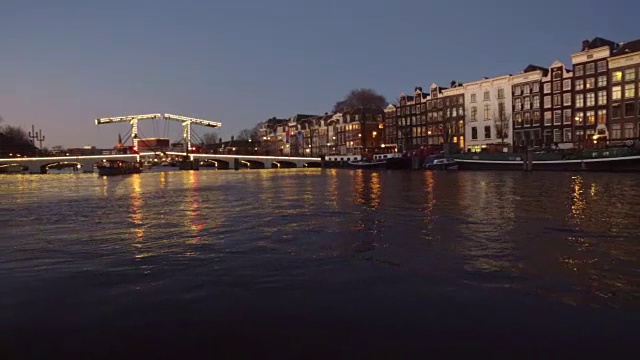 阿姆斯特丹在荷兰的小桥上视频素材
