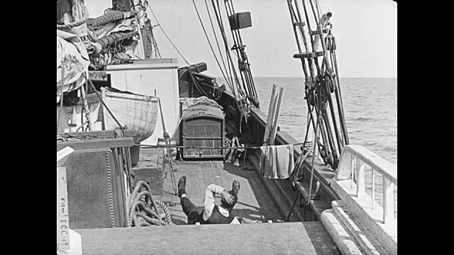1923年，在甲板上追逐船只时，船舱服务员(巴斯特·基顿饰)落入海洋视频下载