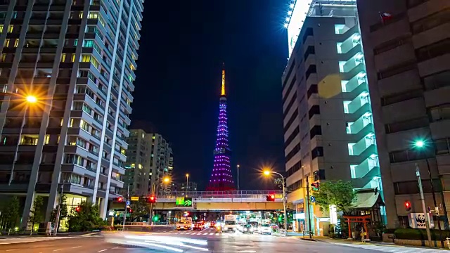 夜间城市景观与东京塔和交通，东京塔的钻石面纱灯，时间推移视频视频素材