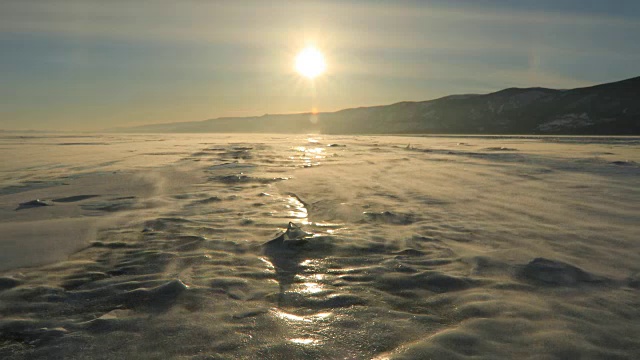 冬天的贝加尔湖。大风吹着冰，飘着雪视频素材