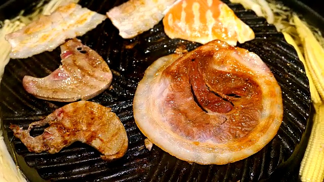 在热锅里烤猪肉视频素材