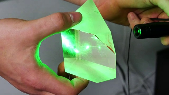 棱镜中的绿色激光束折射视频素材