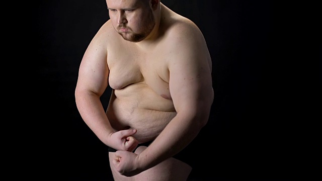 超重男性假装肌肉发达，脂肪团和妊娠纹视频下载