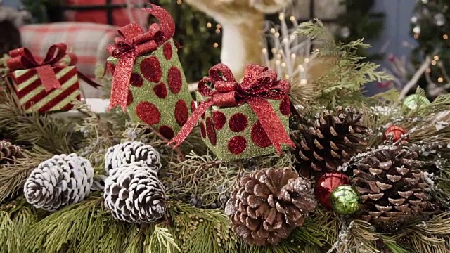 用常青树的树枝和松树装饰的圣诞装饰品视频下载