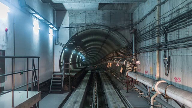 TL, WS, POV从高速隧道中行驶的火车的前方视角/中国广州视频下载