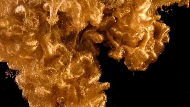 墨水在水里。色彩金色的闪光涂料在水中反应，创造出抽象的云的形成。可以用作过渡，添加到现代垃圾项目，艺术背景，任何创造性扭曲视频素材
