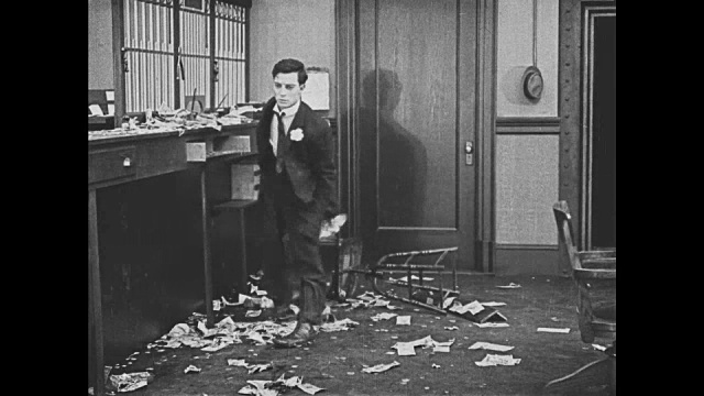 1921年，沮丧的粘人银行出纳员(巴斯特·基顿)的手卡在口袋里，就在银行抢劫开始时视频下载