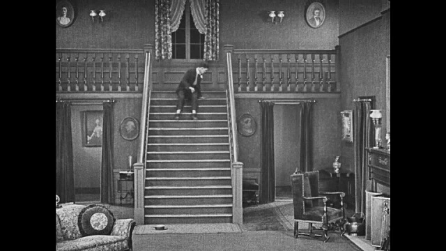 1921年，男人(巴斯特·基顿)试图战胜消失的楼梯视频下载
