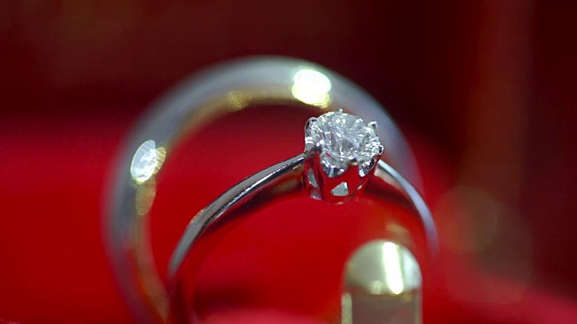 红色背景上的结婚戒指。视频素材