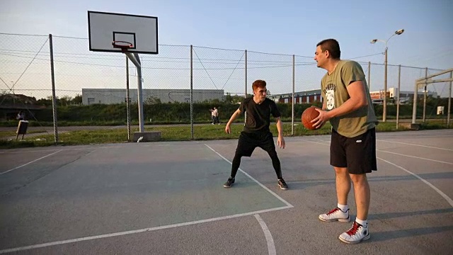 朋友们在打篮球视频下载