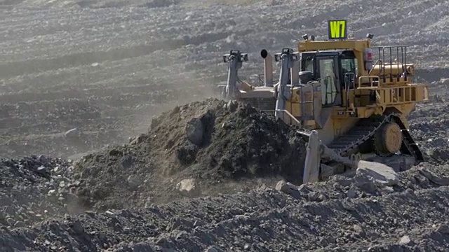 推土机正在移动煤矿里的土堆视频素材