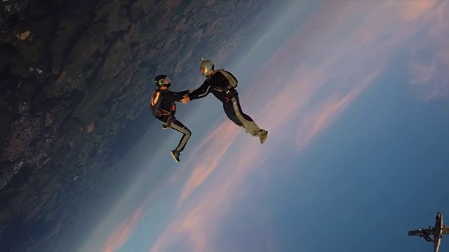 在日落时跳伞的朋友视频素材