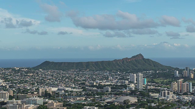 在火奴鲁鲁，夏威夷群岛的钻石头下的城市景观视频下载