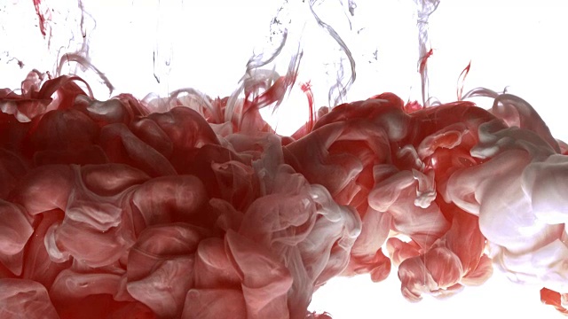 红色和白色的丙烯酸漆云喷在白色的背景上。视频素材
