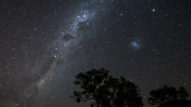 在澳大利亚堪培拉，恒星的夜景，日间运动和麦哲伦云在牛奶的方式视频下载