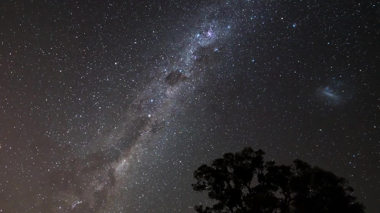 在澳大利亚堪培拉的夜景中，星星的日运动和麦哲伦云在牛奶的方式视频下载