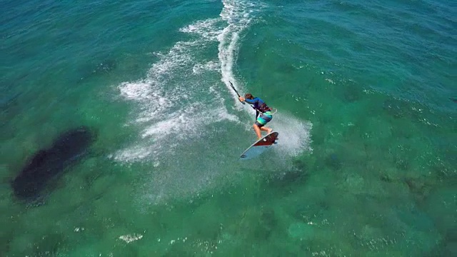 鸟瞰图一名男子风筝冲浪在夏威夷。——慢动作视频购买