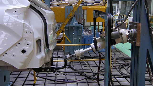 机器人是在运动台架上模拟汽车拖车的牵引力和速度测试视频下载