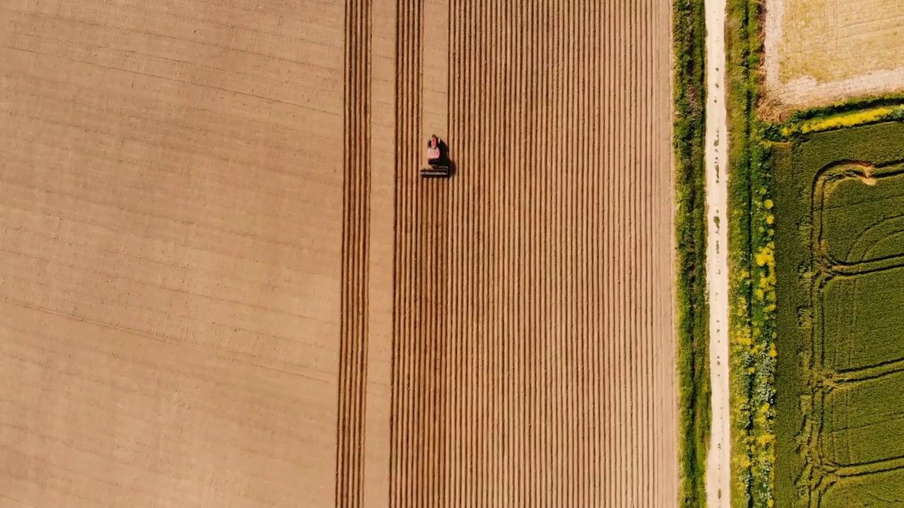 农用拖拉机犁地视频素材