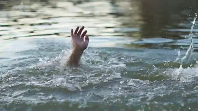 溺水的人。缓慢的运动。视频下载