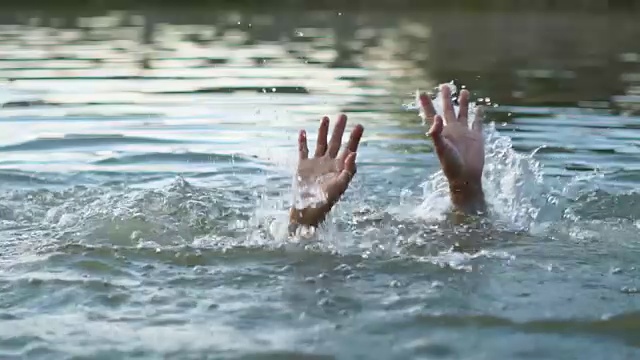 溺水的人。缓慢的运动。视频素材