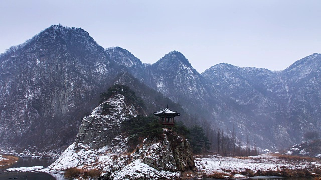 永东郡忠清北道的卧流峰山顶(黄干地区的8个著名景点之一)，冬季被雾气包围的凉亭，视频素材