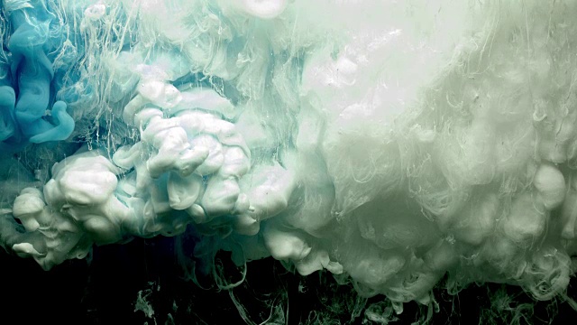 蓝色和白色的丙烯酸漆云喷涂在黑色的背景上。视频素材