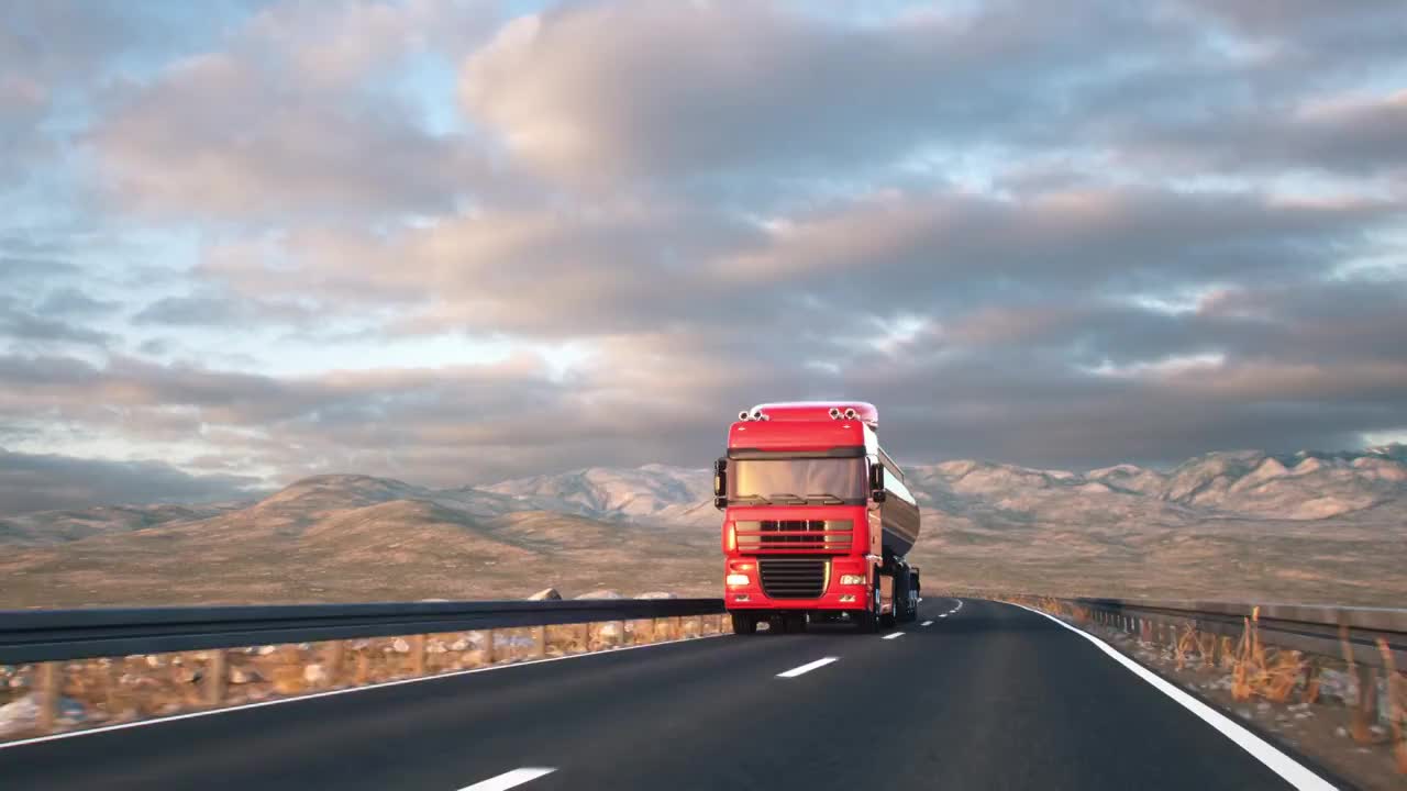 半挂车油罐车沿着沙漠道路行驶视频素材
