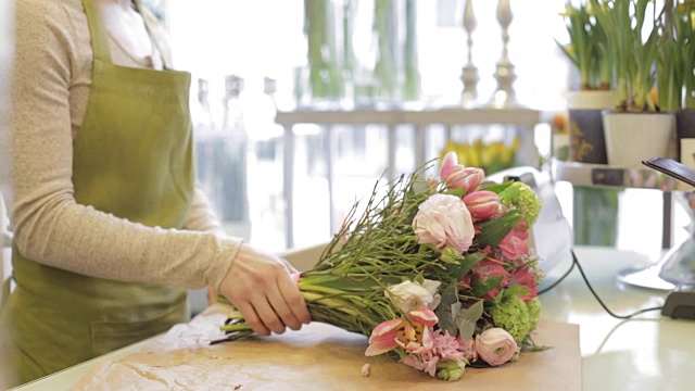 卖花的女人和男人在花店视频素材