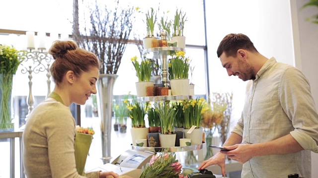 卖花的女人和男人在花店视频素材