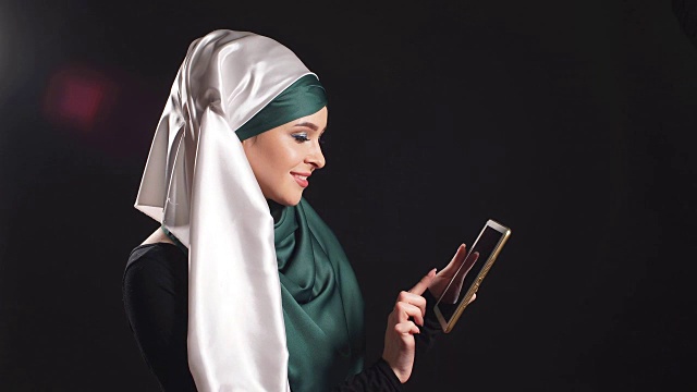 快乐的穆斯林妇女使用手机的肖像视频下载