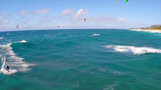 鸟瞰图一名男子风筝冲浪在夏威夷。——慢动作视频素材