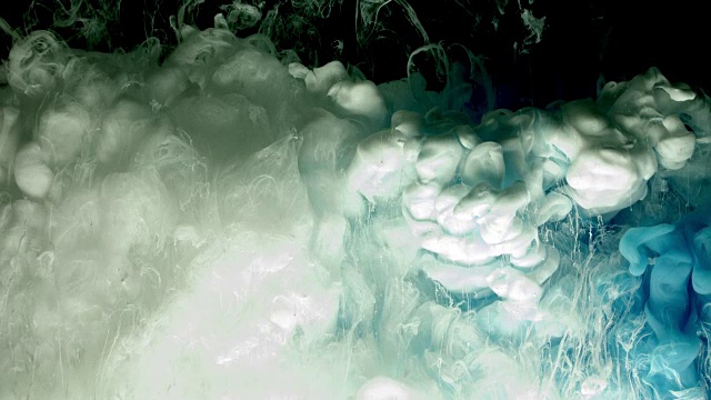 蓝色和白色的丙烯酸漆云喷涂在黑色的背景上。视频素材