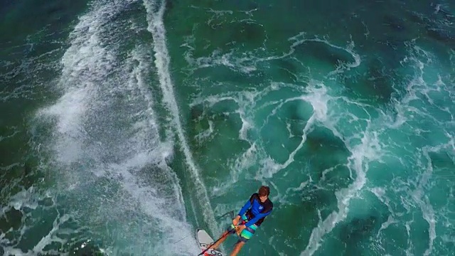 鸟瞰图一名男子风筝冲浪在夏威夷。——慢动作视频素材