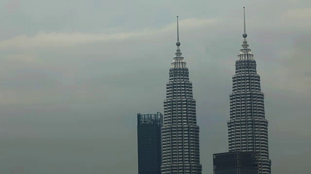 吉隆坡双峰塔时间流逝黄昏多云的天空高清视频视频素材