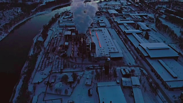 冬季日落时工业区的废水处理设施和发电厂鸟瞰图。视频下载